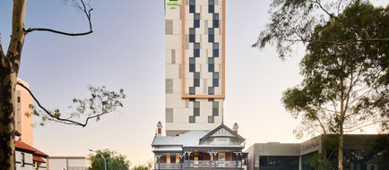 Holiday Inn West Perth Exterior