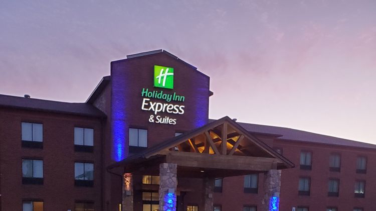 Holiday Inn Express and Suites Donegal Exterior