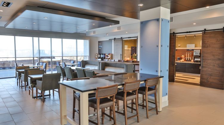 Holiday Inn Express & Suites MetroCenter Lobby