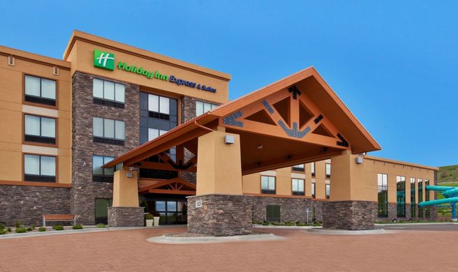 Holiday Inn Express Hotel & Suites Exterior
