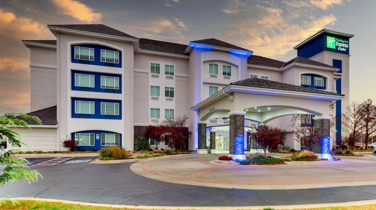 Holiday Inn Express & Suites Ardmore Exterior