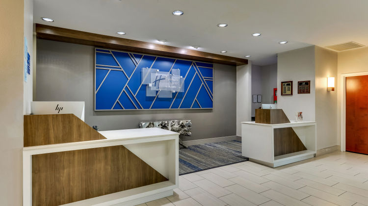 Holiday Inn Express & Suites Ardmore Lobby
