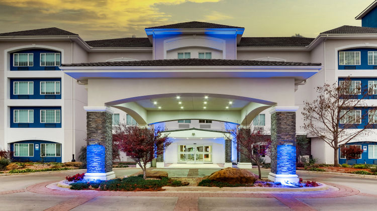 Holiday Inn Express & Suites Ardmore Exterior