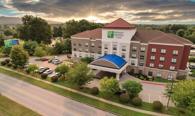 Holiday Inn Express & Stes Medical Dist Exterior