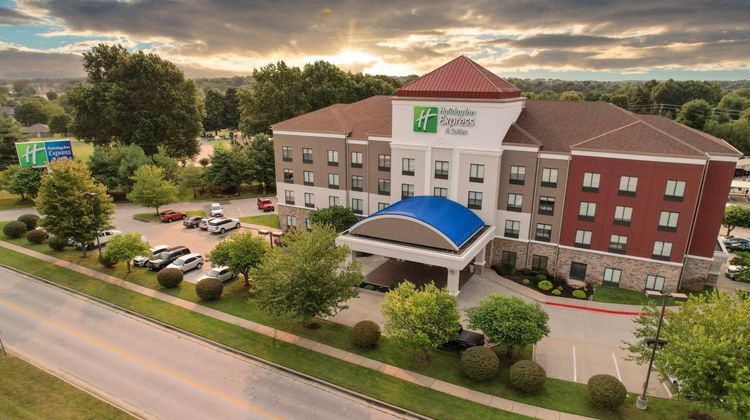 Holiday Inn Express & Stes Medical Dist Exterior