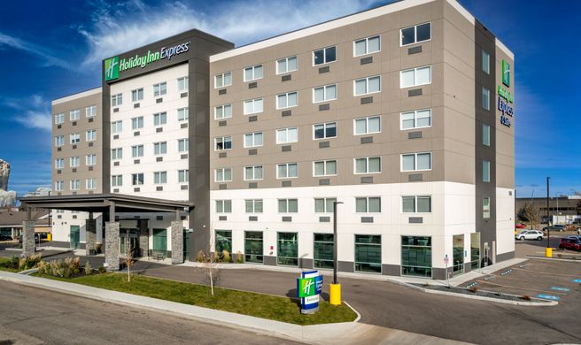 Holiday Inn Express & Suites Brandon Exterior
