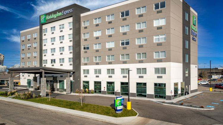 Holiday Inn Express & Suites Brandon Exterior