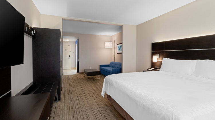 Holiday Inn Express Hotel & Suites Suite