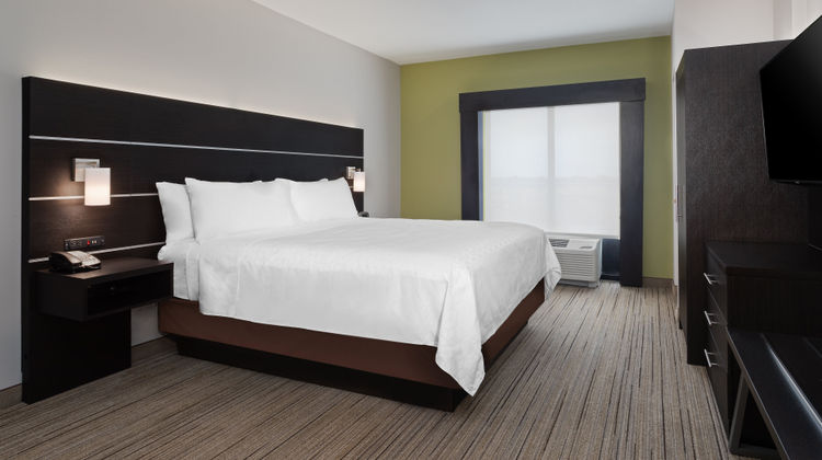 Holiday Inn Express Hotel & Suites Suite