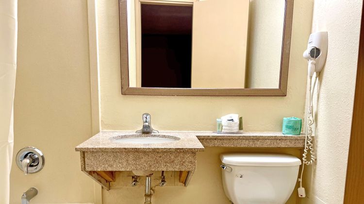 Red Carpet Inn - Newark Airport Room