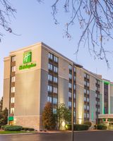 Holiday Inn & Suites