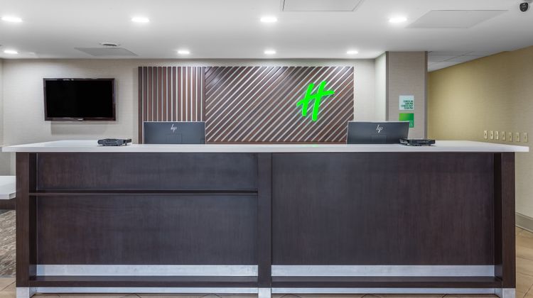 Holiday Inn & Suites Lobby