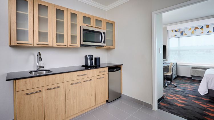 Holiday Inn & Suites Oakville @ Bronte Room