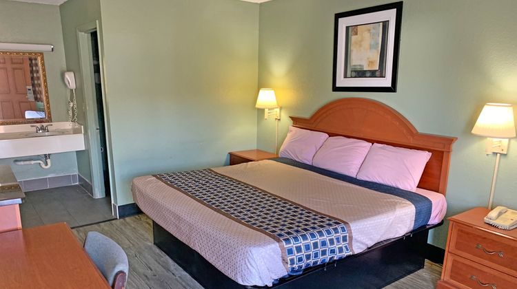 Scottish Inns & Suites Room