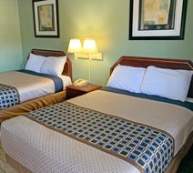 Scottish Inns & Suites Room