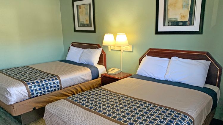 Scottish Inns & Suites Room