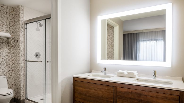 <b>Holiday Inn Long Island Islip Arpt East Room</b>. Images powered by <a href="https://www.leonardoworldwide.com/" title="Leonardo Worldwide" target="_blank">Leonardo</a>.