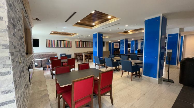 Holiday Inn Express Hotel & Suites Lobby