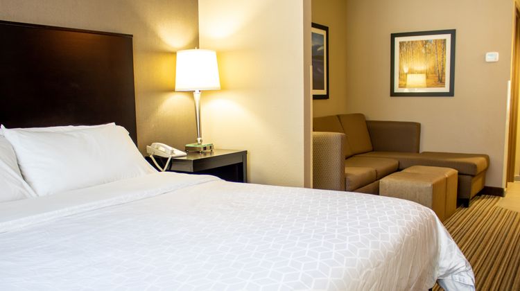 Holiday Inn Express & Suites Hayward Room