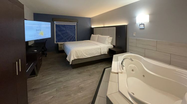 Holiday Inn Express Hotel & Suites Suite