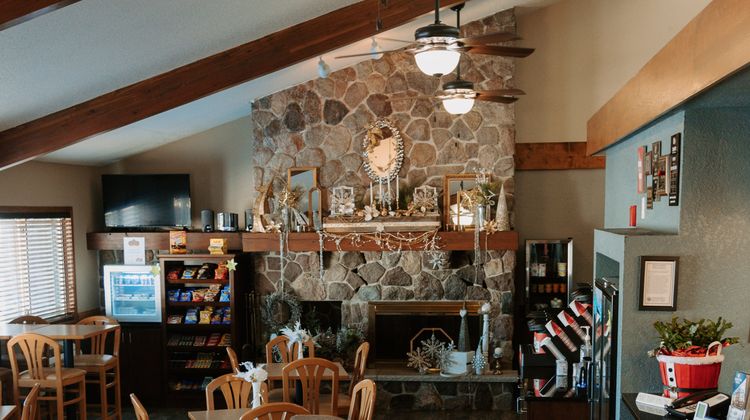 Boarders Inn & Suites by Cobblestone Lobby