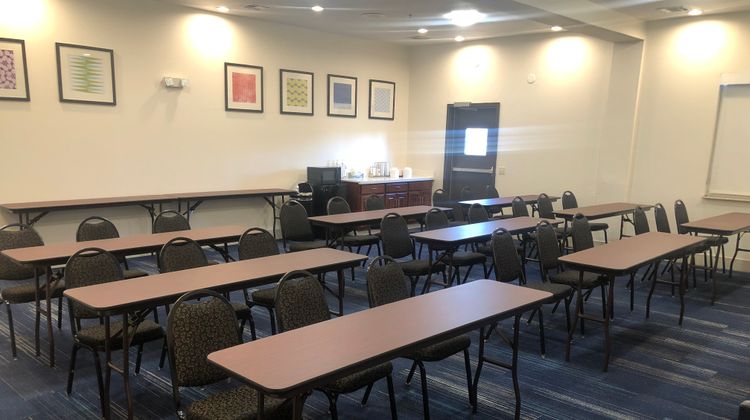Holiday Inn Express Hotel & Suites Woodw Meeting
