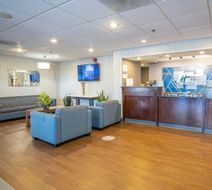 Holiday Inn Express Newark Airport Lobby