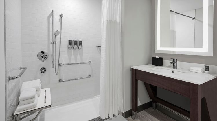 Four Points by Sheraton Flushing Room