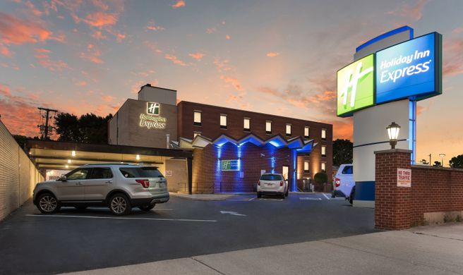 Holiday Inn Express Columbus Downtown Exterior