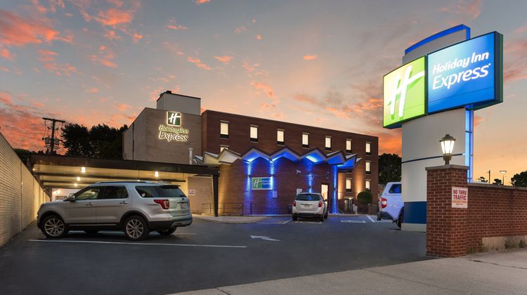 Holiday Inn Express Columbus Downtown Exterior