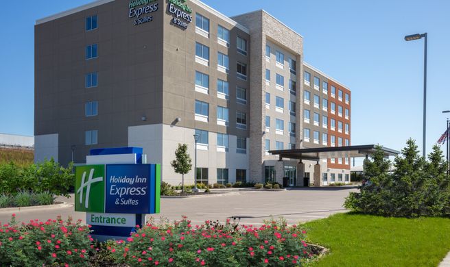 Holiday Inn Express & Suites Beloit Exterior