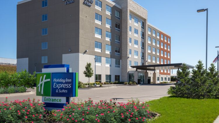 Holiday Inn Express & Suites Beloit Exterior