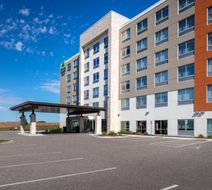 Holiday Inn Express & Suites Beloit Exterior