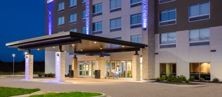 Holiday Inn Express & Suites Beloit Exterior