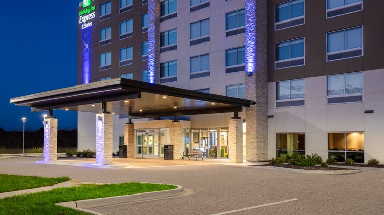 Holiday Inn Express & Suites Beloit Exterior