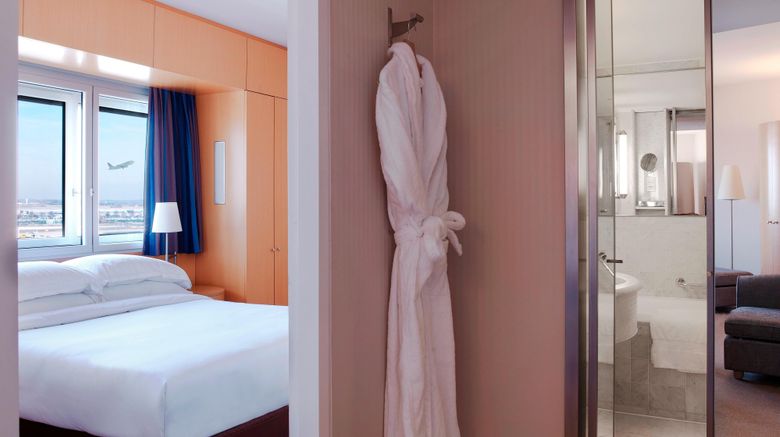 <b>Sheraton Paris Airport Hotel & Conf Ctr Suite</b>. Images powered by <a href="https://www.leonardoworldwide.com/" title="Leonardo Worldwide" target="_blank">Leonardo</a>.