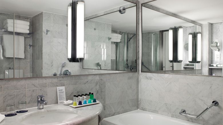 <b>Sheraton Paris Airport Hotel & Conf Ctr Room</b>. Images powered by <a href="https://www.leonardoworldwide.com/" title="Leonardo Worldwide" target="_blank">Leonardo</a>.