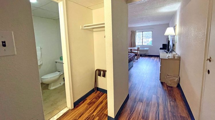 Red Carpet Inn Room