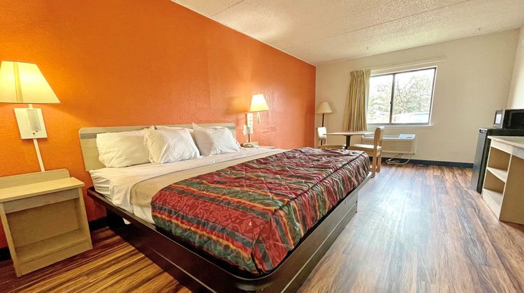 Red Carpet Inn Room