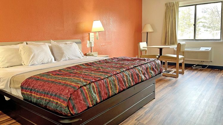 Red Carpet Inn Room