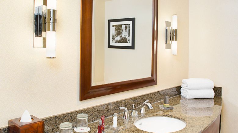 <b>Los Angeles Marriott Burbank Airport Room</b>. Images powered by <a href="https://www.leonardoworldwide.com/" title="Leonardo Worldwide" target="_blank">Leonardo</a>.