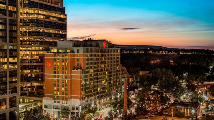 Sheraton Suites Calgary Eau Claire Exterior