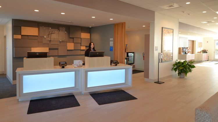 Holiday Inn Express & Suites Onalaska Lobby