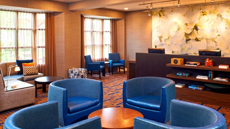 Courtyard Cincinnati Covington Marriott Lobby