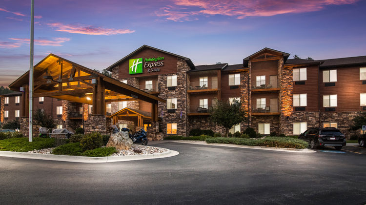 Holiday Inn Express Hotel & Suites Exterior