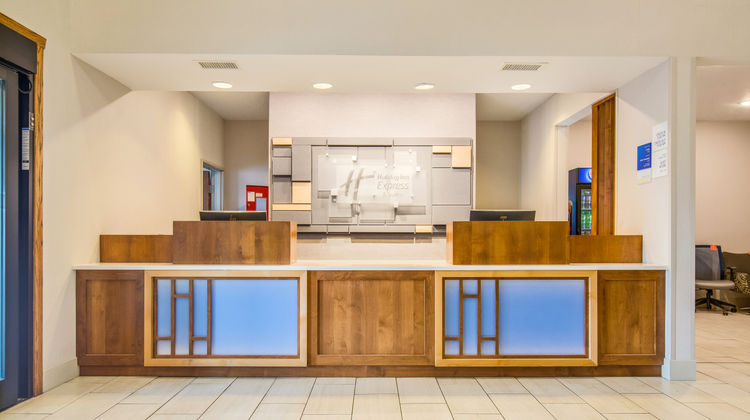 Holiday Inn Express Hotel & Suites Lobby