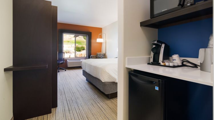 Holiday Inn Express Hotel & Suites Room