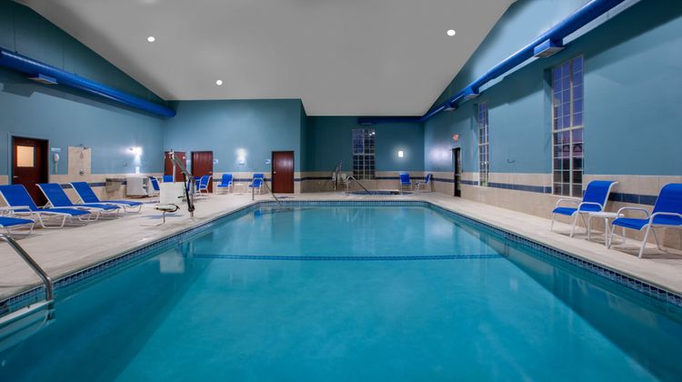 Holiday Inn Express & Suites Woodhaven Pool