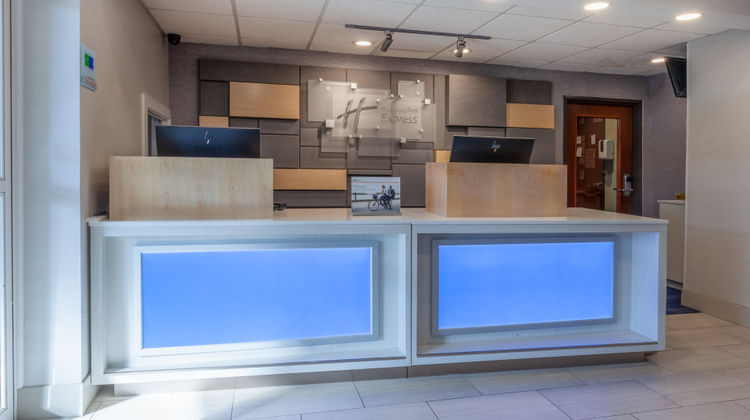 Holiday Inn Express & Suites Woodhaven Lobby