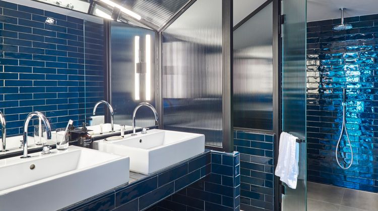 Chic and Basic Gravity Room